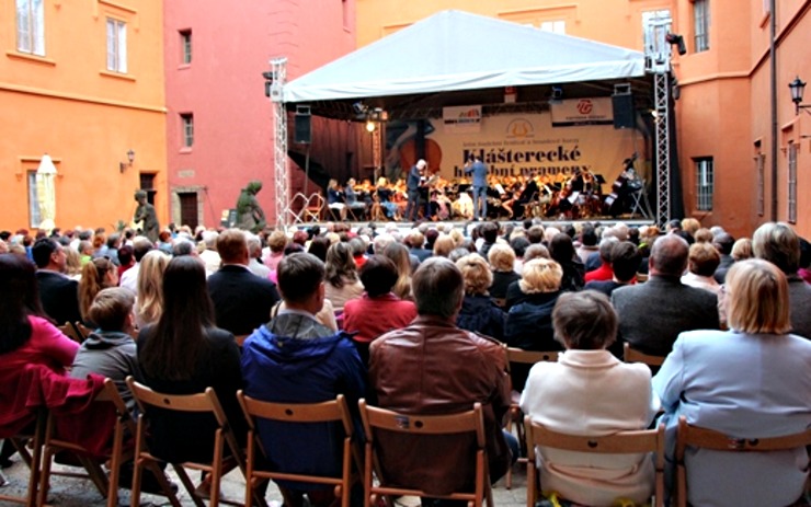 Zaplněné zámecké nádvoří.