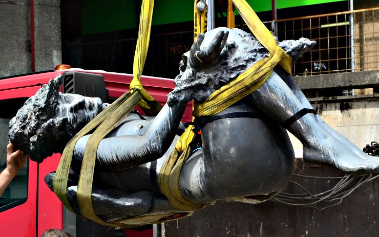 Demontáž sochy: Foto: Tomáš Branda Demontáž sochy: Foto: Tomáš Branda