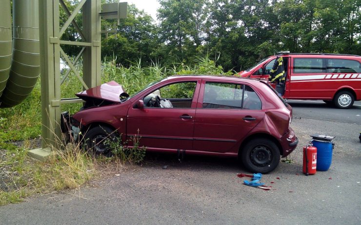Nabouraná fabie. Foto: hasiči Kadaň Nabouraná fabie. Foto: hasiči Kadaň