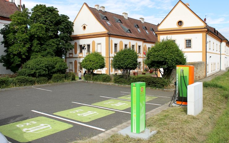 Nová rychlodobíjecí stanice u dálnice D7