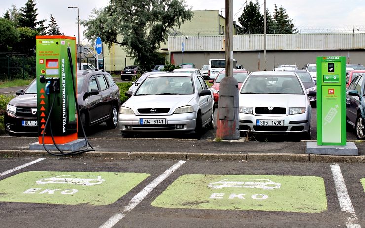 Nová rychlodobíjecí stanice (vlevo) v Prunéřově