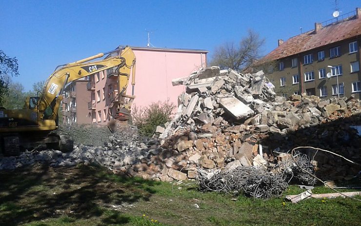 Demolice v jirkovské ulici Osvobození. Archivní foto: Město Jirkov Demolice v jirkovské ulici Osvobození. Archivní foto: Město Jirkov