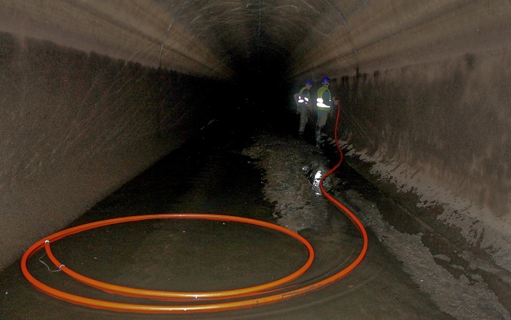 Čtrnáctidenní celozávodní odstávka Elektrárny Tušimice umožnila i vypuštění Lomazického kanálu, jímž je vedena z malé vodní elektrárny Želina voda do čerpací stanice surové vody na řece Ohři. Na snímku zaměstnanci dodavatelské firmy zaměřují a „nastřelují“ na stěnu tunelu optický kabel. Foto: Ota Schnepp / ČEZ Čtrnáctidenní celozávodní odstávka Elektrárny Tušimice umožnila i vypuštění Lomazického kanálu, jímž je vedena z malé vodní elektrárny Želina voda do čerpací stanice surové vody na řece Ohři. Na snímku zaměstnanci dodavatelské firmy zaměřují a „nastřelují“ na stěnu tunelu optický kabel. Foto: Ota Schnepp / ČEZ
