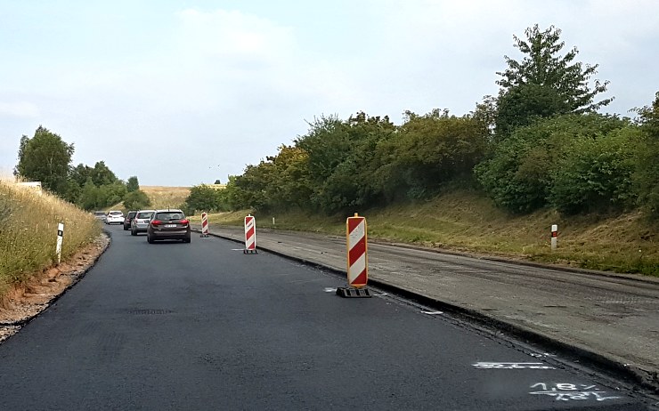 Aktuální práce u Třebíze, položen je již jeden nový pruh asfaltu. Foto: Oldřich Hájek Aktuální práce u Třebíze, položen je již jeden nový pruh asfaltu. Foto: Oldřich Hájek