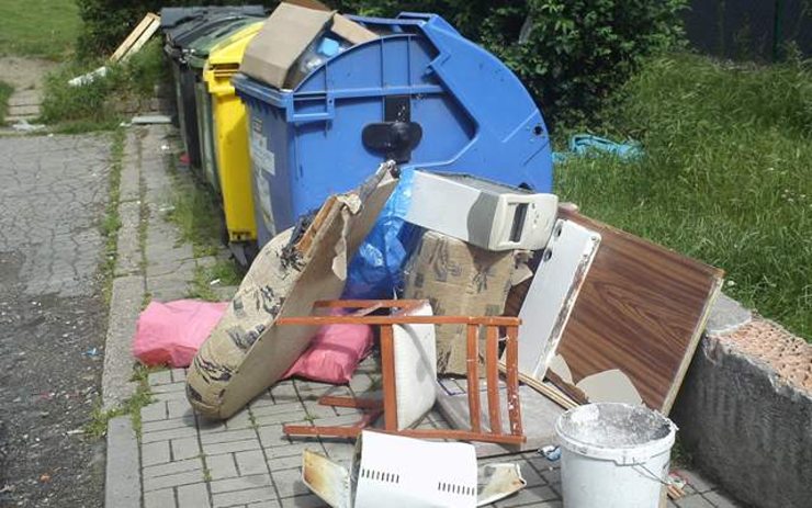 Nepovolená skládka u popelnic v Jirkově. Foto: MÚ Jirkov