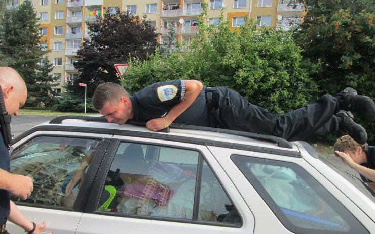 Strážníci přes polootevřené střešní okno auto otevřeli. Foto: Měp Chomutov