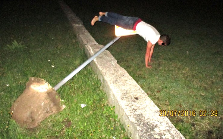 Muž ležící na značce. Foto: Měp Chomutov Muž ležící na značce. Foto: Měp Chomutov