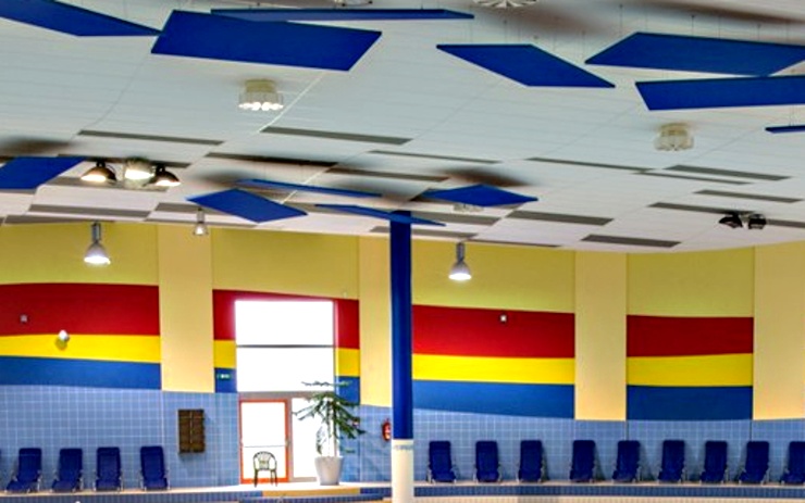 Desky sloužily v areálu jako dekorace a lamače hluku, provoz bazénu se bez nich obejde. Ilustrační foto: město Chomutov Desky sloužily v areálu jako dekorace a lamače hluku, provoz bazénu se bez nich obejde. Ilustrační foto: město Chomutov