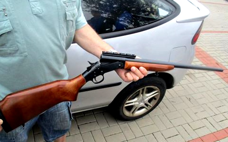 Puška, kterou si muž prohlížel. Foto: Měp Chomutov Puška, kterou si muž prohlížel. Foto: Měp Chomutov