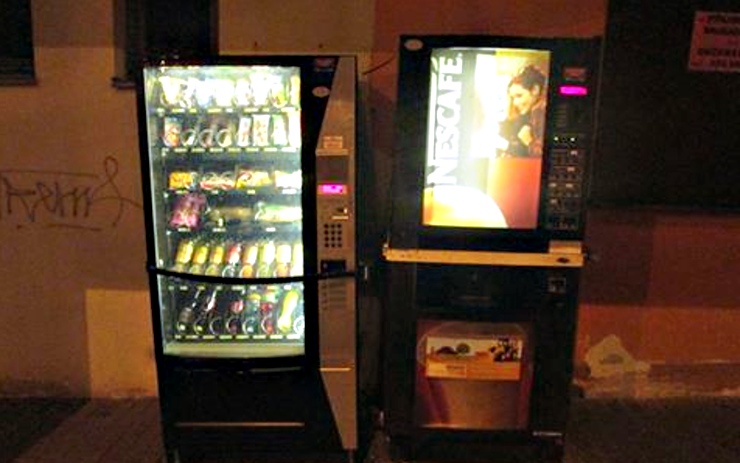 Automat, do kterého děti mlátily. Foto. Měp Chomutov Automat, do kterého děti mlátily. Foto. Měp Chomutov