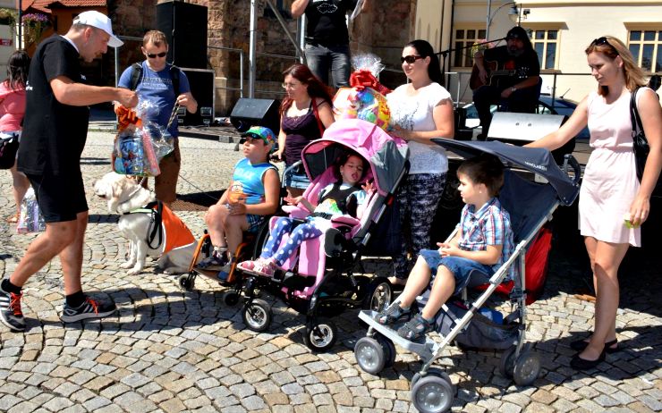 Lubomír Kučera chce pomoci čtyřem hendikepovaným, z toho třem dětem. Foto: Facebook, město Chom Lubomír Kučera chce pomoci čtyřem hendikepovaným, z toho třem dětem. Foto: Facebook, město Chomutov