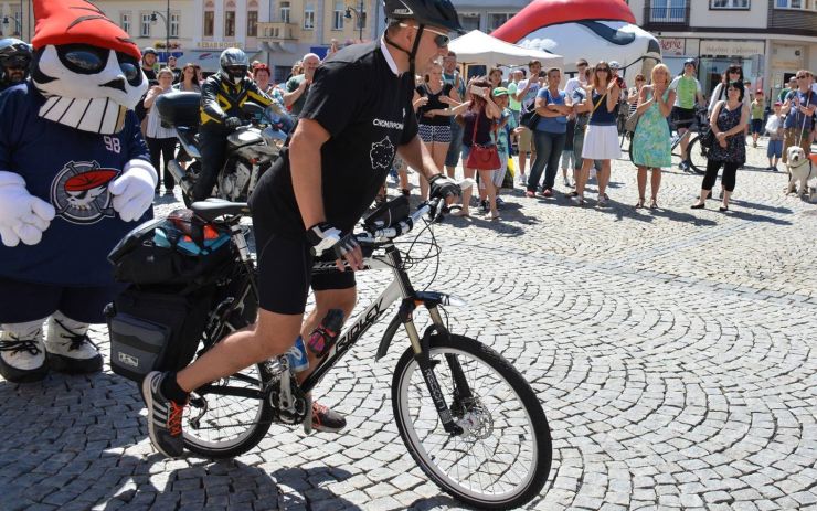 Lubomír Kučera vyráží na charitativní cyklojízdu. Foto: Facebook, město Chomutov Lubomír Kučera vyráží na charitativní cyklojízdu. Foto: Facebook, město Chomutov