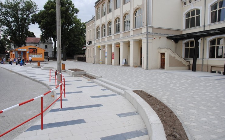 Nové prostranství před divadlem. Foto: Město Jirkov Nové prostranství před divadlem. Foto: Město Jirkov