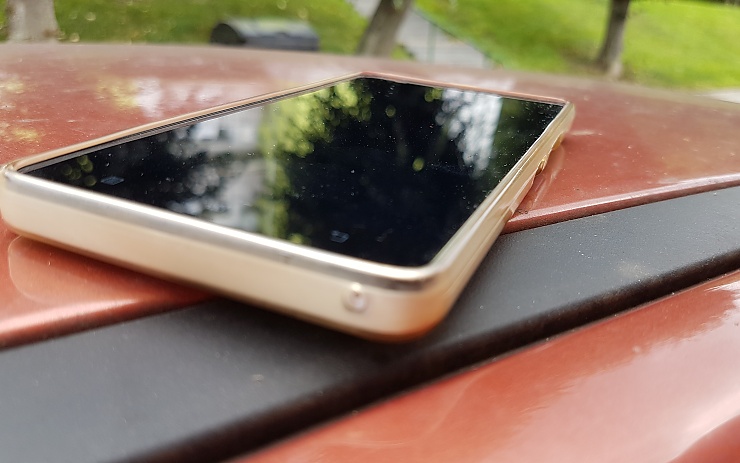 Nedávejte si věci na střechy aut, zapomenete na ně. Ilustrační foto