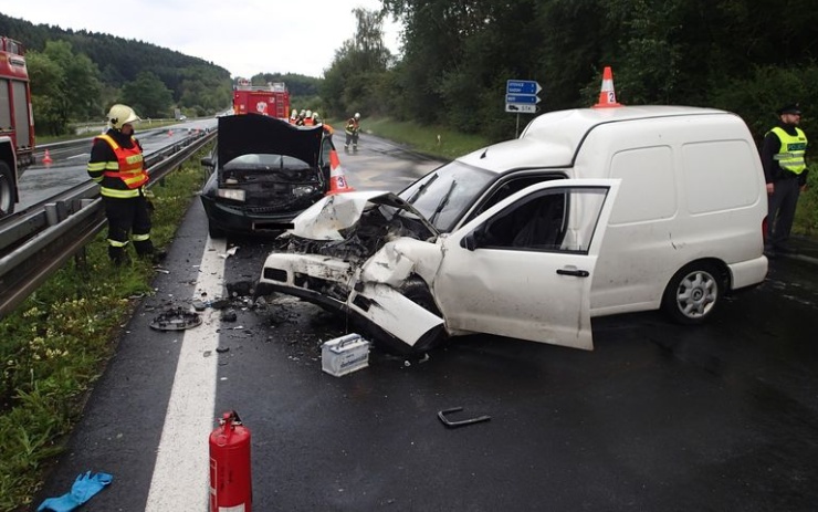 Dopravní nehoda u Sadova. Foto: HZS Karlovarského kraje Dopravní nehoda u Sadova. Foto: HZS Karlovarského kraje