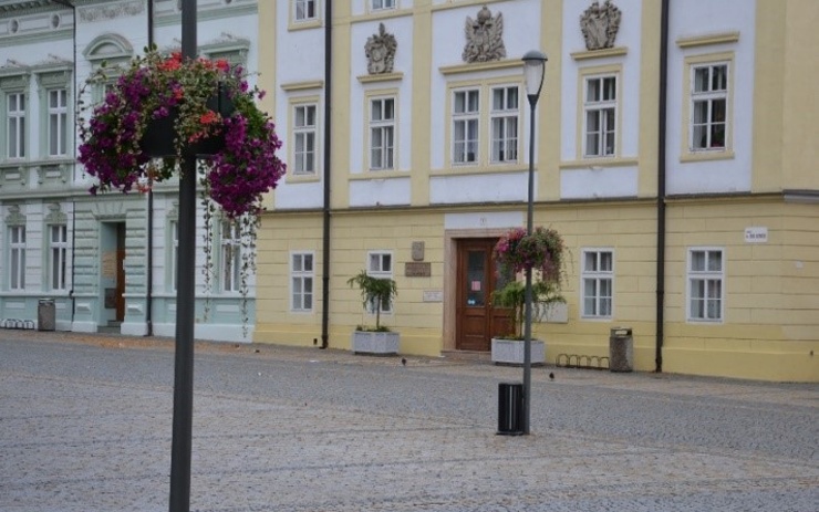 Závěsných košů s květinami bude více. Foto: Město Jirkov Závěsných košů s květinami bude více. Foto: Město Jirkov