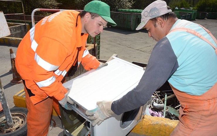 Pracovníci technických služeb při práci. Foto: TS Chomutov Pracovníci technických služeb při práci. Foto: TS Chomutov