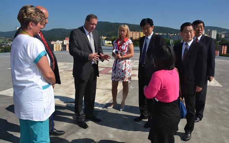 Návštěva na heliportu. Foto: Krajská zdravotní