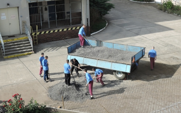 Mladiství odsouzení pracují na rozšíření manipulačního prostoru pro nakládku a vykládku zboží pro vnitřní pracoviště věznice. Foto: VS ČR Mladiství odsouzení pracují na rozšíření manipulačního prostoru pro nakládku a vykládku zboží pro vnitřní pracoviště věznice. Foto: VS ČR
