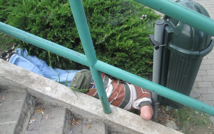 Muž se tak opil, že se neudržel na nohou. Foto: Měp Chomutov