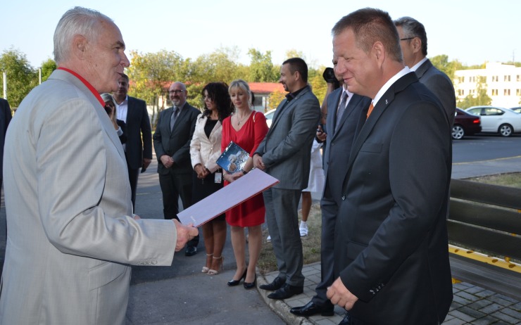 Předseda představenstva Krajské zdravotní, a. s., Ing. Jiří Novák v rámci návštěvy chomutovské nemocnice předal ministrovi zdravotnictví České republiky MUDr. Svatoplukovi Němečkovi, MBA, dopis, ve kterém žádá o podporu při vybudování komplexního kardiovaskulárního centra při ústecké Masarykově nemocnici. Foto: Petr Sochůrek / KZ