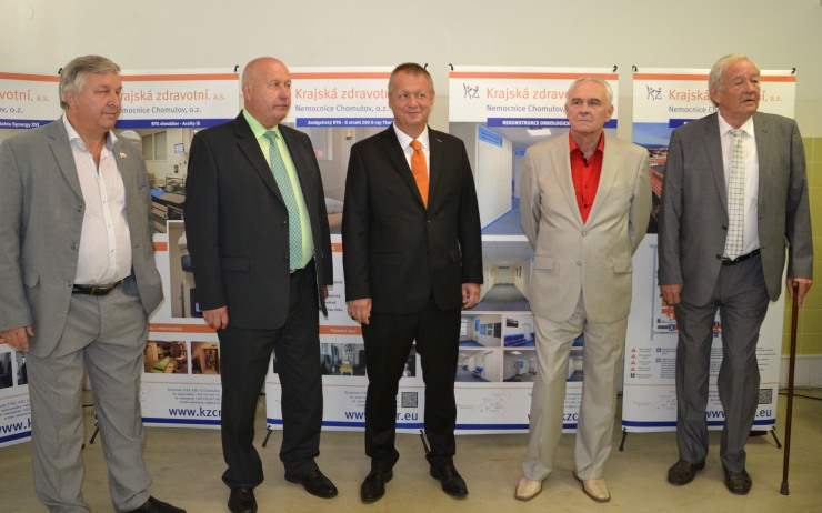 Ministr zdravotnictví (uprostřed) si prohlédl nemocnice v Chomutově a Mostě. Foto: KZ