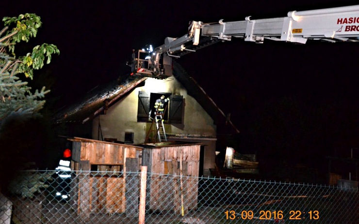 Oheň zničil střechu domu. Foto: HZS Ústeckého kraje Oheň zničil střechu domu. Foto: HZS Ústeckého kraje
