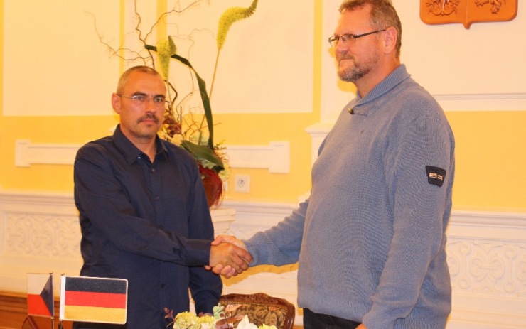 Čeští vojáci v aktivní záloze a němečtí rezervisté zpečetili svými podpisy spolupráci. Foto: Olga Markuzziová