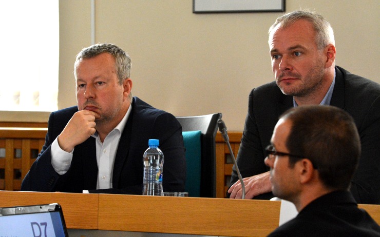 Ministerstvo životního prostředí při povolování staveb nebude způsobovat žádné průtahy, slíbil ministr Richar Brabec (vlevo).