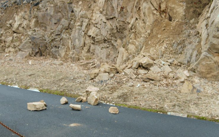 Kamení spadané na silnici. Foto: Povodí Ohře Kamení spadané na silnici. Foto: Povodí Ohře