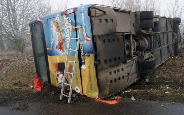 Převrácený autobus. Foto: archiv
