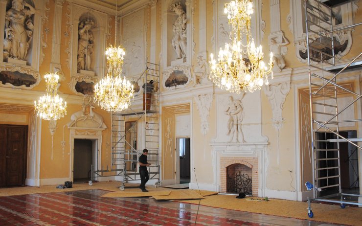 Celkový pohled na Rytířský sál na začátku restaurátorských prací. Foto: Josef Dušek / MÚ Jirkov Celkový pohled na Rytířský sál na začátku restaurátorských prací. Foto: Josef Dušek / MÚ Jirkov