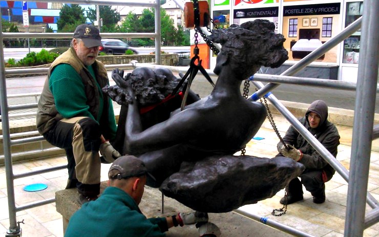 Venuše se na kašnu vrací po více než třech měsících. Foto: město Chomutov Venuše se na kašnu vrací po více než třech měsících. Foto: město Chomutov