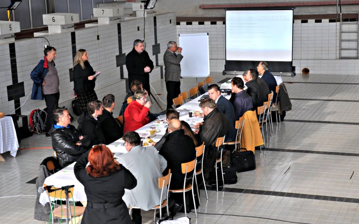 Vypuštěný bazén se na pár hodin proměnil na konferenční místnost. Zdroj: město Chomutov