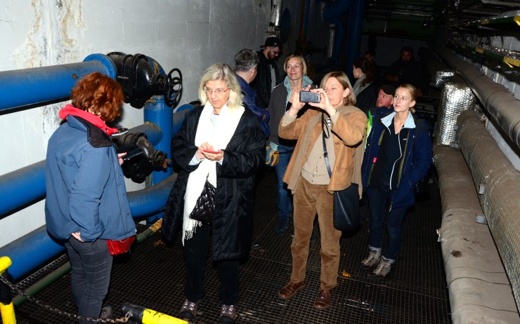 Filmaři si prohlíží technické zázemí bazénu. Zdroj: město Chomutov