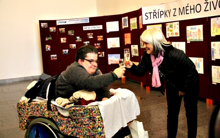 Miroslav Schneider na vernisáži své výstavy. Zdroj: web Ústeckého kraje Miroslav Schneider na vernisáži své výstavy. Zdroj: web Ústeckého kraje