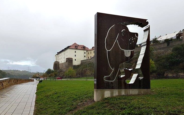 Druhá plastika Fíka stojí na začátku nábřeží pod hradbami. Foto: Oldřich Hájek Druhá plastika Fíka stojí na začátku nábřeží pod hradbami. Foto: Oldřich Hájek