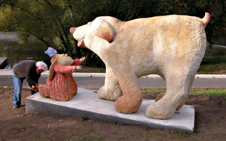 Sochu Maxipsa Fíka s Ájou vytvořil kadaňský sochař František Vlček. Na snímku při instalaci sochy na nábřeží. Zdroj: město Kadaň Sochu Maxipsa Fíka s Ájou vytvořil kadaňský sochař František Vlček. Na snímku při instalaci sochy na nábřeží. Zdroj: město Kadaň