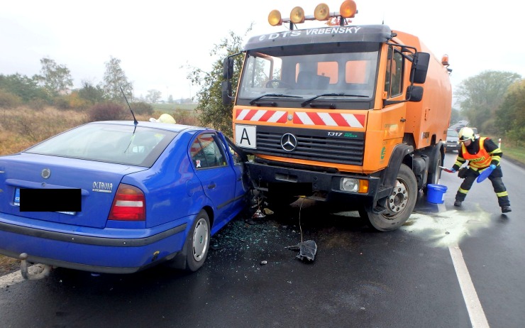Řidička octavie nezvládla zatáčku a srazila se s nákladním autem. Zdroj: HZS Ústeckého kraje