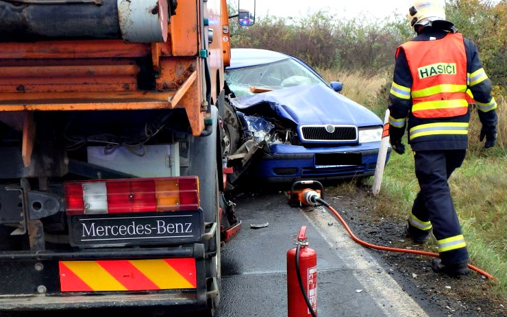 Následky nehody odklízeli hasiči. Zdroj: HZS Ústeckého kraje
