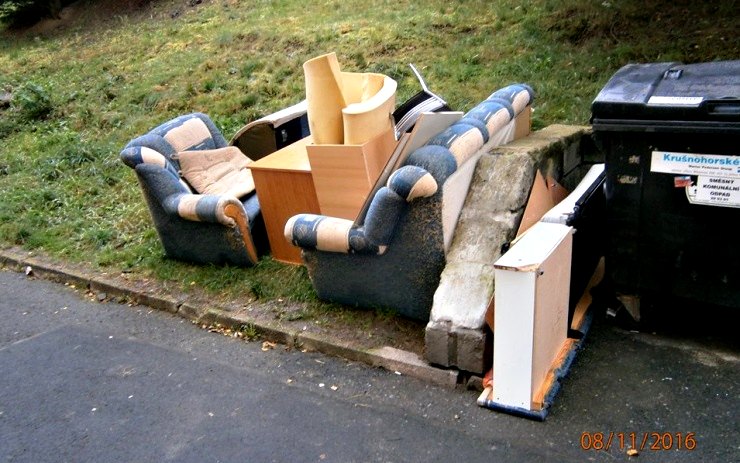 Nepořádek u popelnic v Krušnohorské ulici. Foto: Měp Jirkov