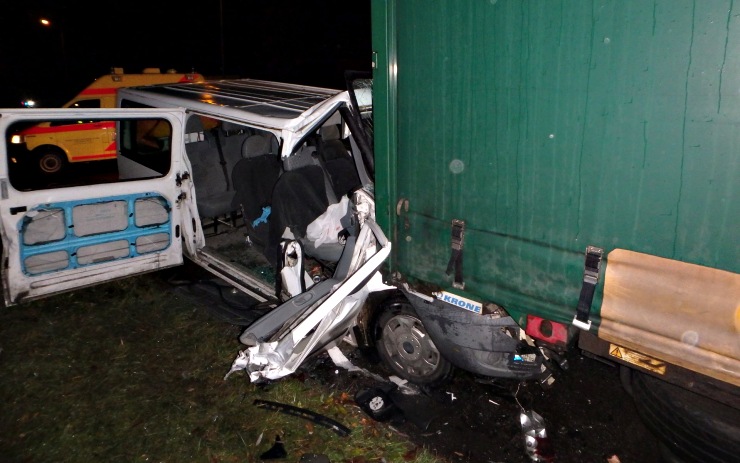 Dodávka zůstala zaklíněna pod návěsem. Foto3xHZS Ústeckého kraje