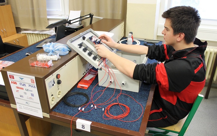 Hostitelskou školu zastupoval Ondřej Rác, který navrhoval stykačovou úlohu olejového čerpadla na signalizaci 230V. Stejně jako jeho ostatní kolegové z pořádající školy si ovšem jen prověřoval své znalosti a odborný um, neboť do konečného hodnocení se jejich výsledná díla nezapočítávala. Škoda, protože jinak by skončil na 3. místě. Foto: Ota Schnepp