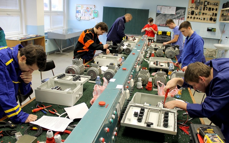 Celkový pohled do jedné z odborných učeben, kde soutěžící realizovali stykačovou úlohu olejového čerpadla na signalizaci 230V. Foto: Ota Schnepp