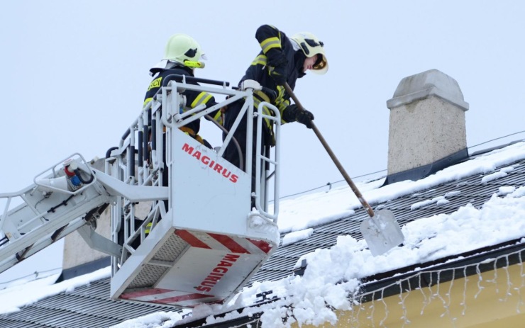 Hasiči odklízejí sníh ze střechy. Foto: Pavel Pech, HZS Ústeckého kraje