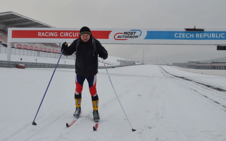 Běžkaři na autodromu v Mostě