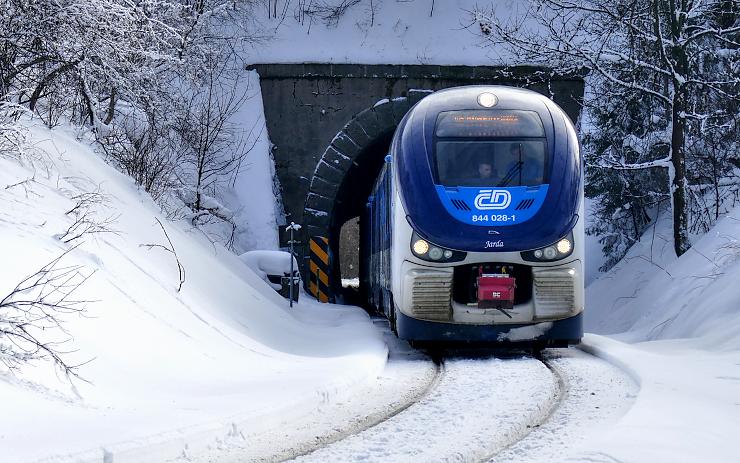 RegioShark vyjíždí z tunelu před stanicí Mikulov - Nové Město. Foto: Oldřich Hájek