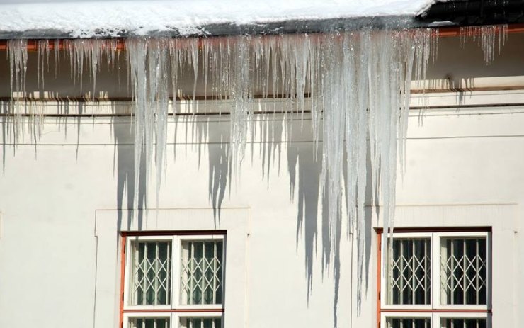 Velké rampouchy mohou být pořádně nebezpečné. Foto: MP Chomutov