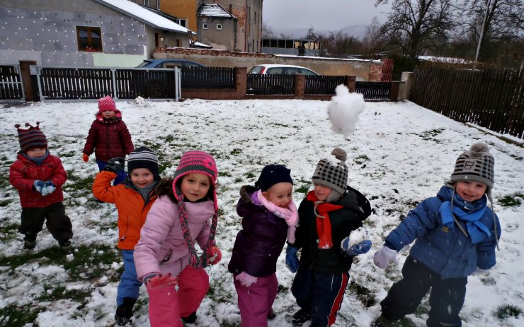 Tahle řádí v zimě děti z nové mateřské školy ve Vrksmani, která spadá pod Jirkov. Foto archiv školy