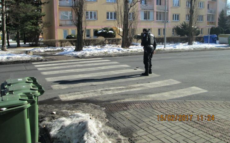 Na přechodu zmizely kryty uzávěru vody. Foto: MP Chomutov